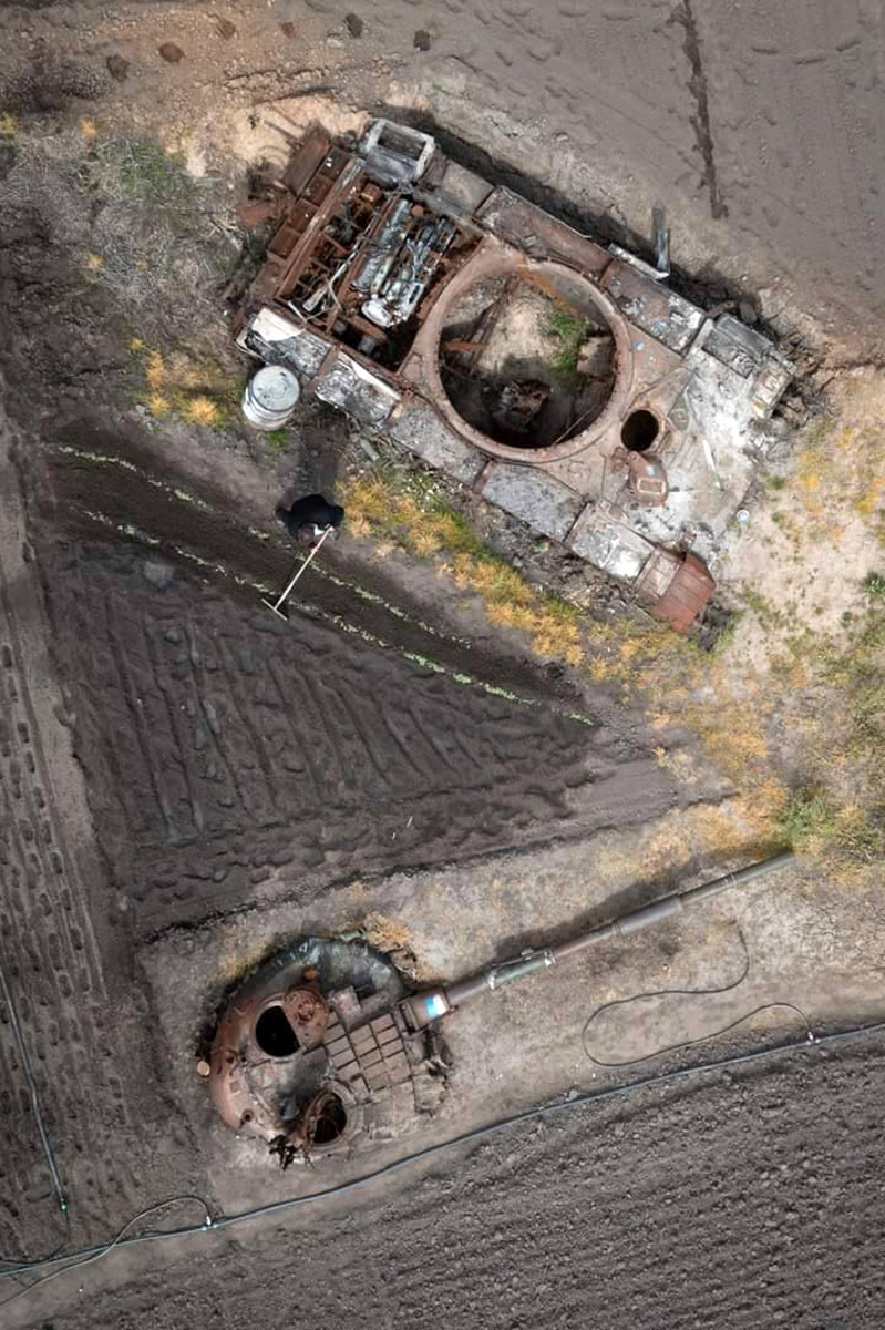 铸剑为犁，归隐田园。May 17, 2023.  Kyiv region. [围
