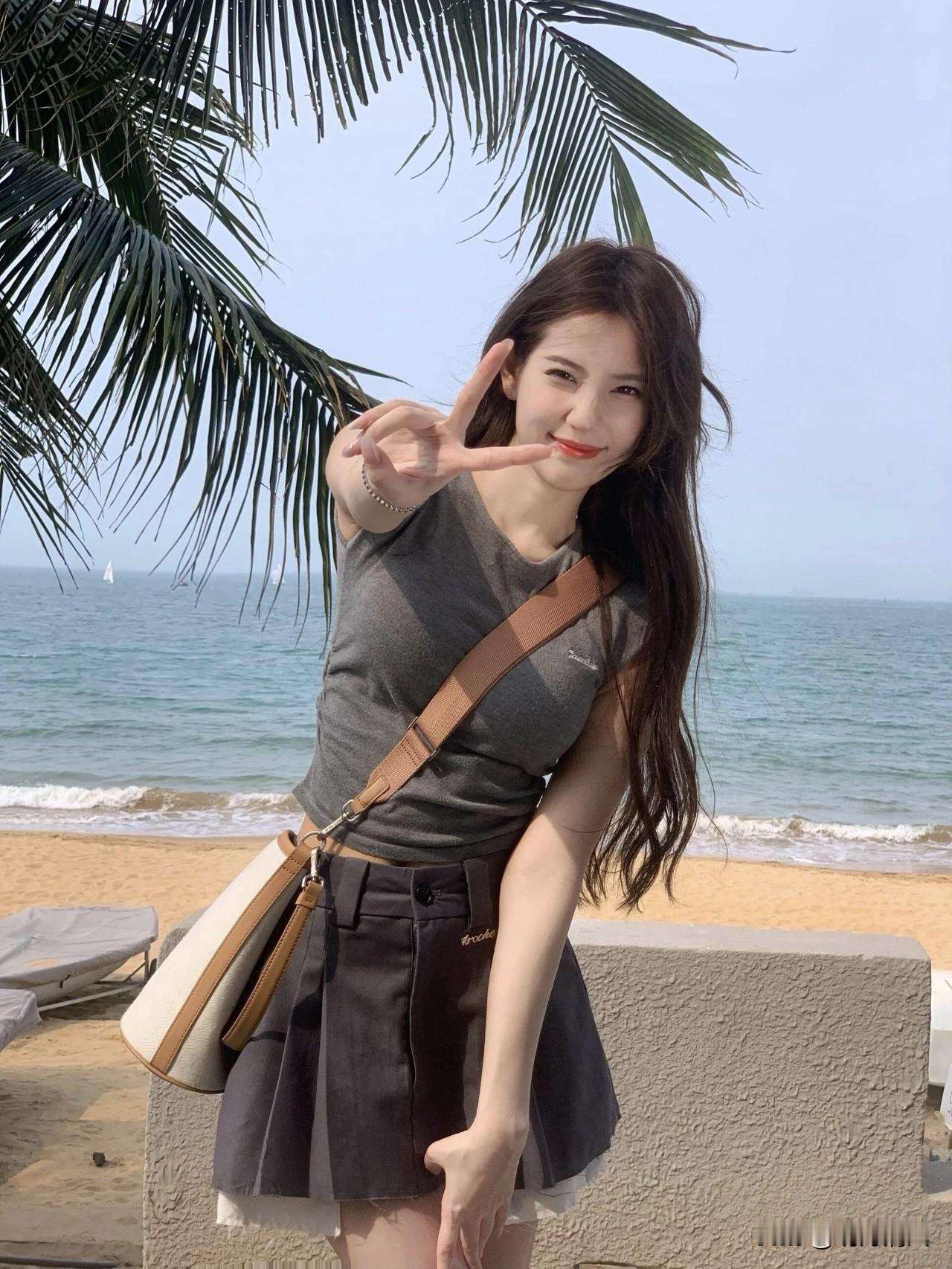 沙滩上的甜美女孩，比个V字笑颜如花🏖️💕