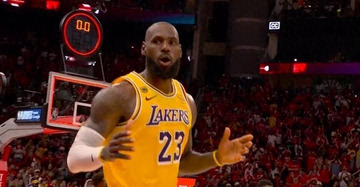 【🔥瞬间历史！詹姆斯逆天改命，三分绝杀未遂，火箭逃过一劫🏀】NBA季后赛的舞