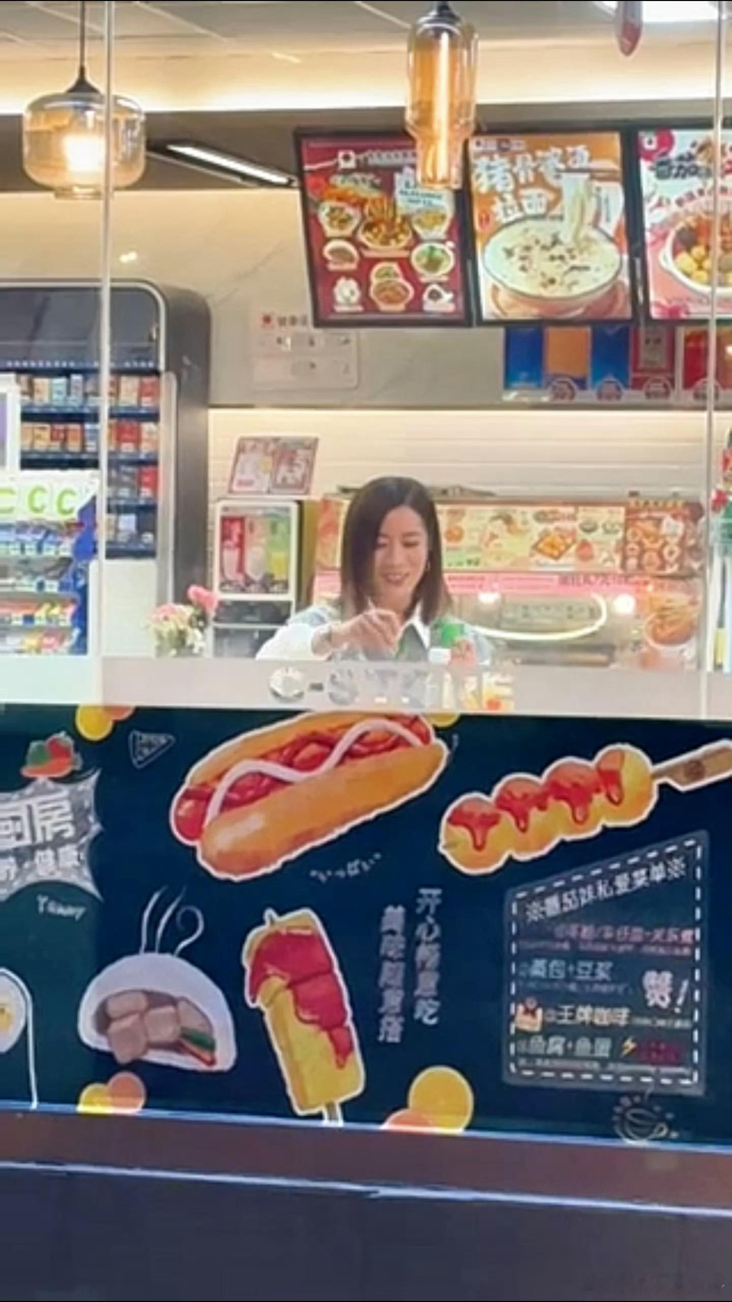 佘诗曼也去便利店调酒 从荧幕女强人到便利店调酒达人！佘诗曼带着新年仪式感打卡热门