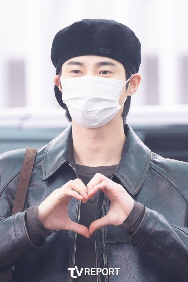 边佑锡 —— PRADA 2026秋冬男装大秀,启程米兰之旅，复古深棕皮衣外套搭