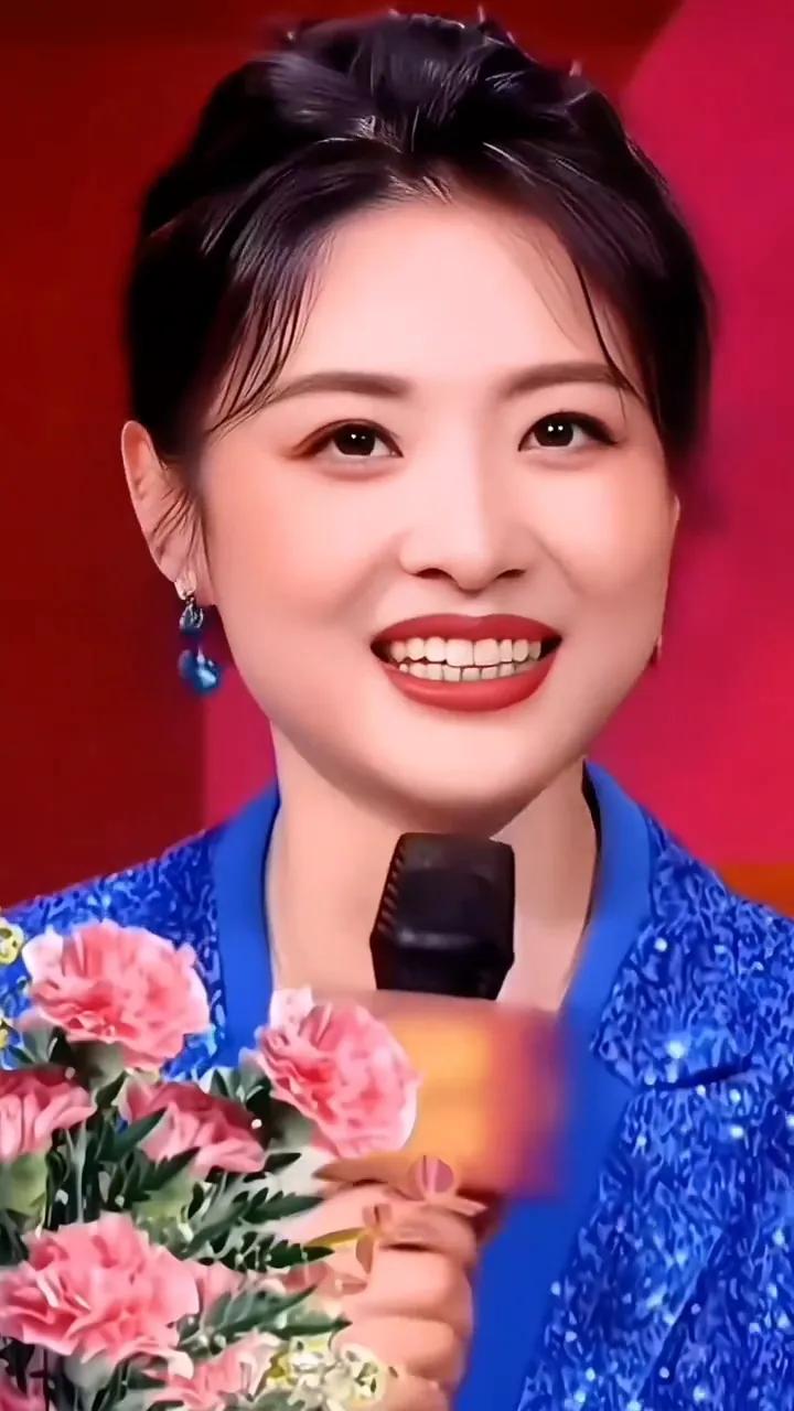 周涛的美从来不是单一的精致，而是站在舞台上时那种从容又亲和的气场，难怪是很多人心