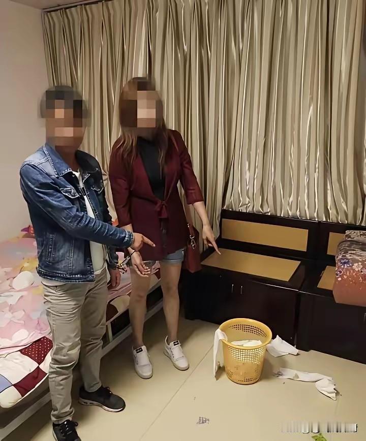 这一男一女被连在一起了，他们好像共同用手指着地上什么东西？您知道他们两个人是指什