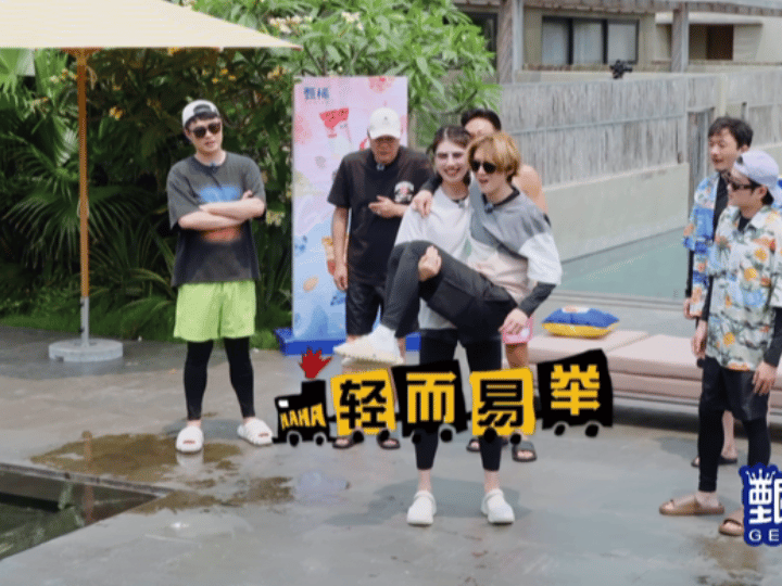鹿晗被公主抱的反应邓超说鹿晗是健身房的小哑铃邓超说鹿晗是健身房的小哑铃，鹿晗被公