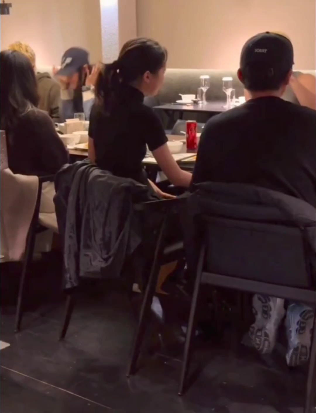 李嫣和朋友聚餐偶遇李嫣和朋友聚餐 李嫣和朋友聚餐，背影又瘦又薄，很像妈妈王菲 