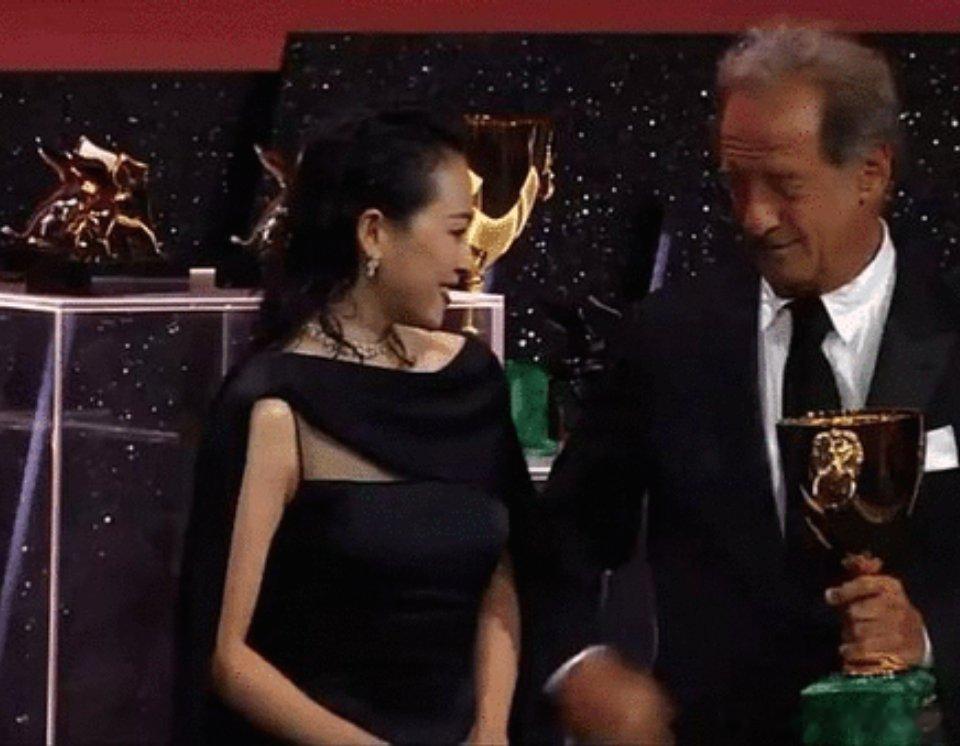 小老头咸猪手，章子怡的表情太到位了，一脸嫌弃 ​​​