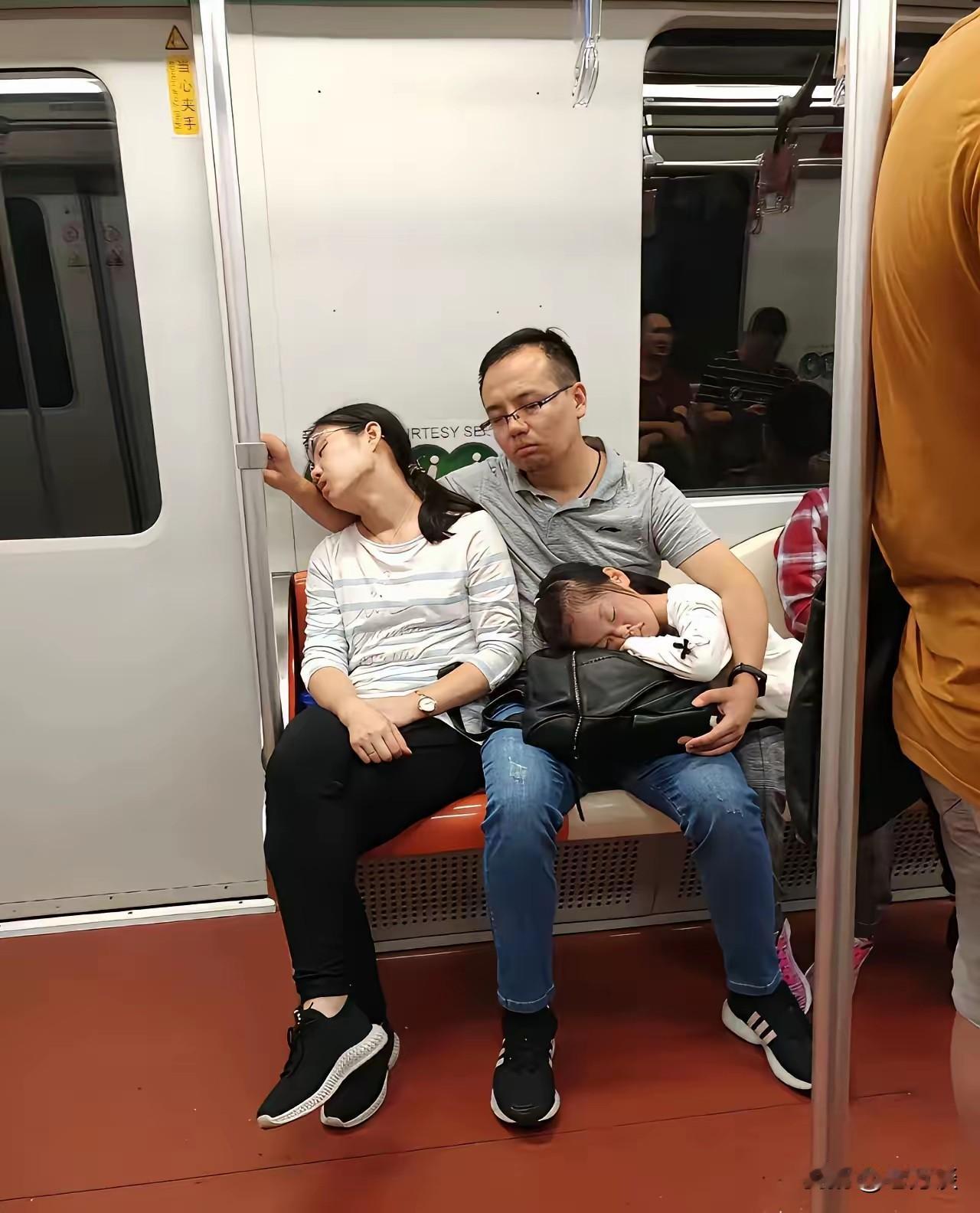 城市洪流中，一家人温馨幸福画面！男人不管怎么累，都是家庭妻女最坚强的后盾和依靠。