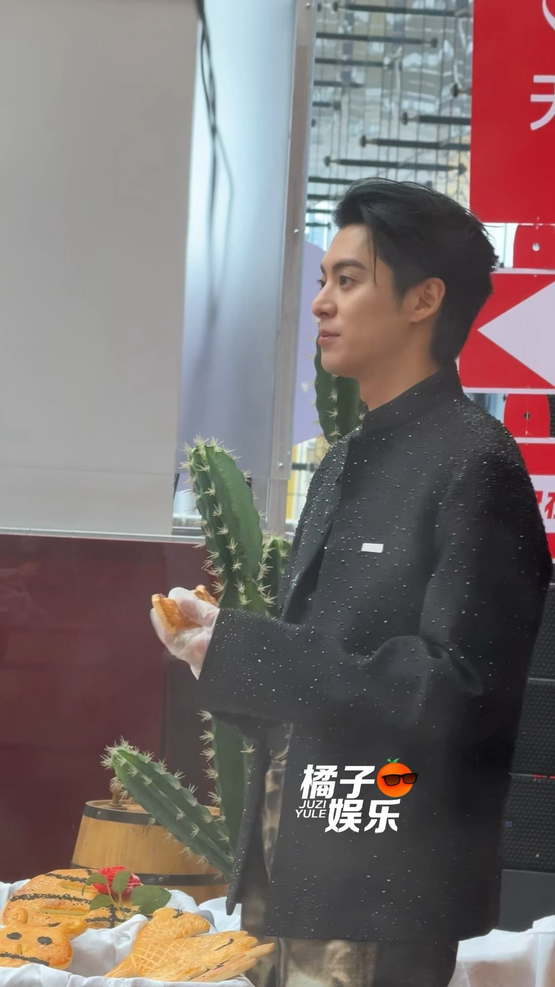 棣棣就这样顺手拿起一把枪🔫🤣可爱鼠王鹤棣拿烧饼枪崩人 王鹤棣崩了自己一枪 双