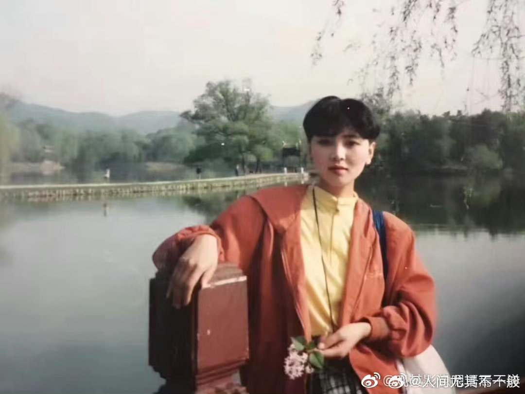 我发现我妈年轻时和关之琳（图一右边）确实有点像，图二是我妈怀我的时候～ 