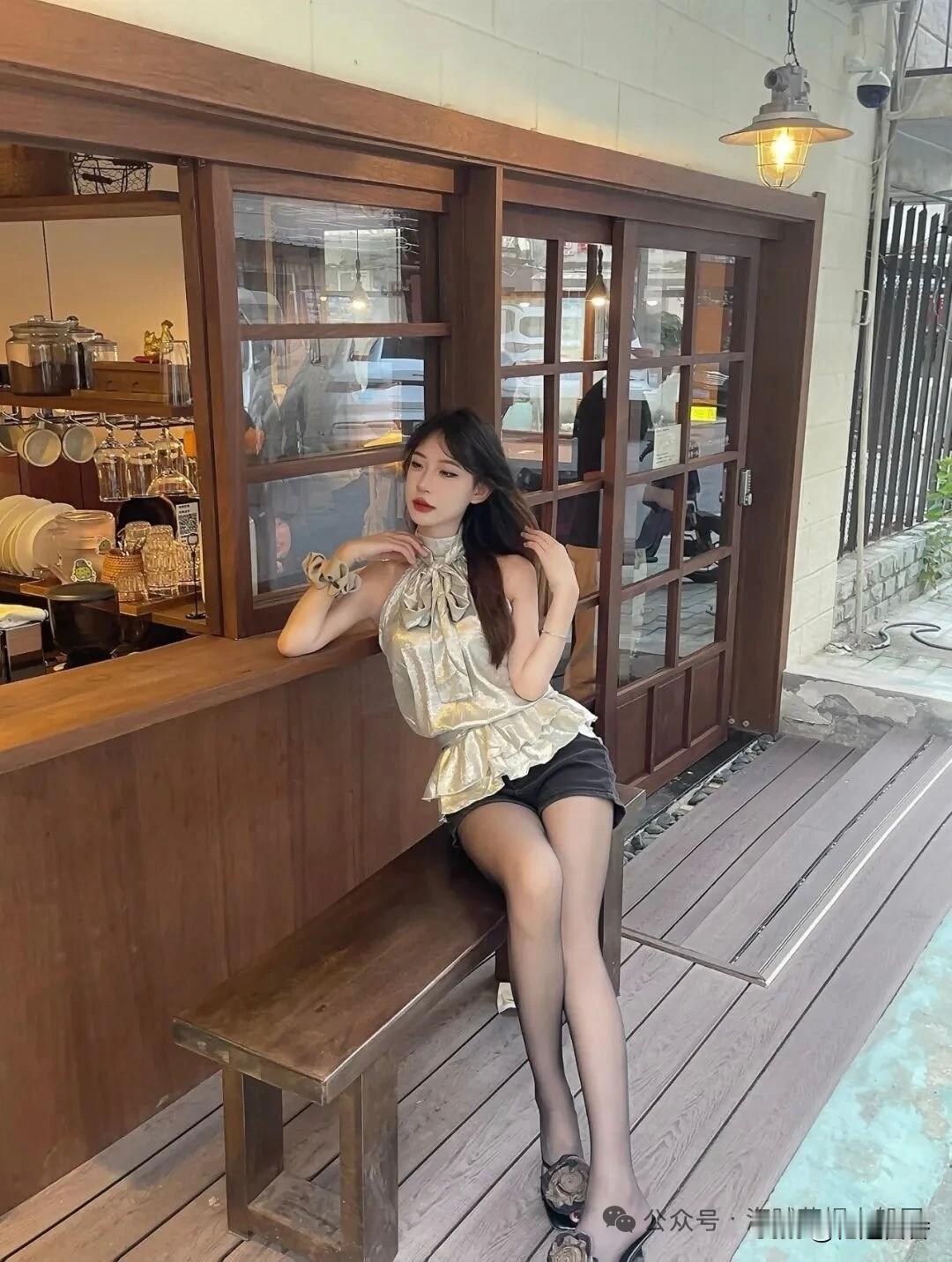 优雅咖啡馆，时尚少女，享受美好时光