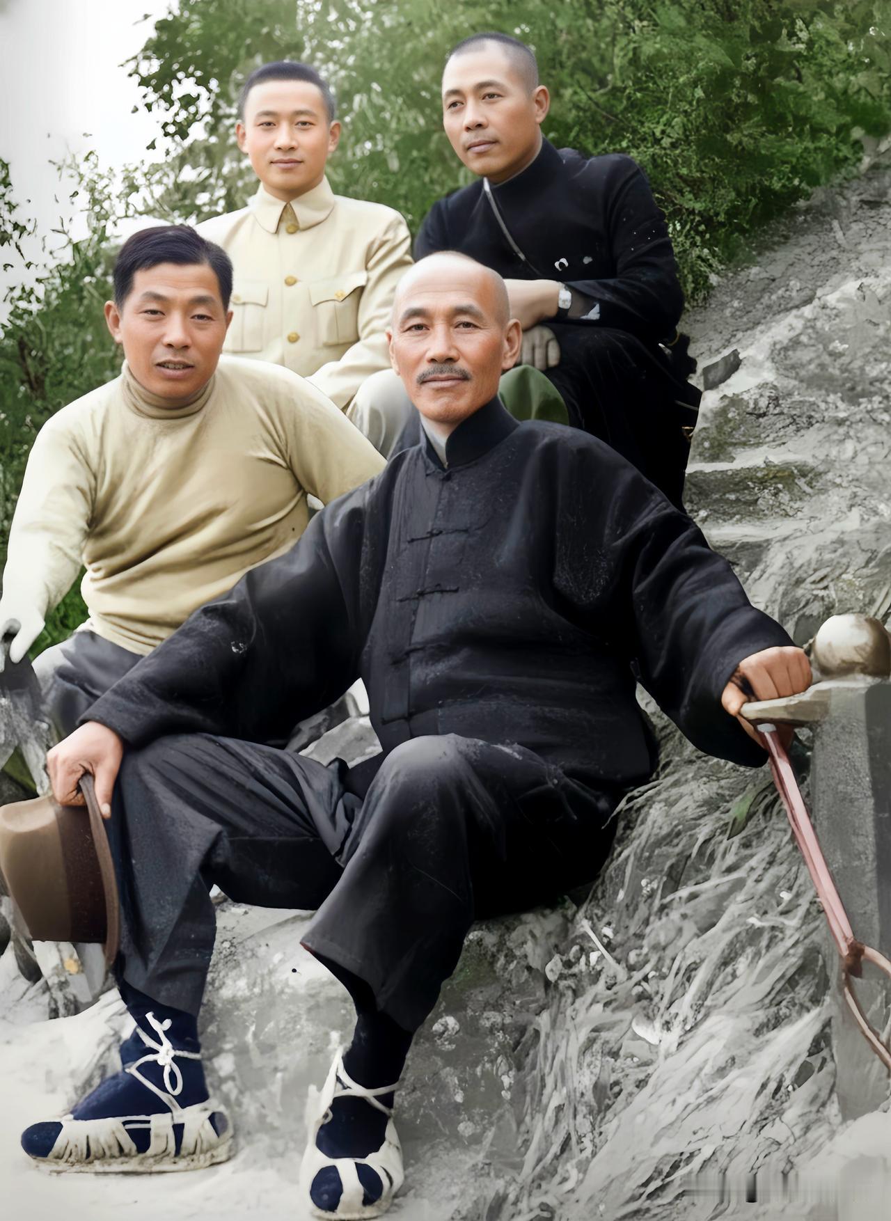 西安事变前夕，在华山苍龙岭的张学良与蒋中正和钱大钧及蒋孝先。大家都看看吧！这绝非