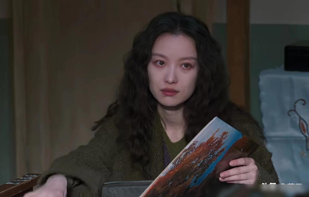 刚追完《隐身的名字》更新，气到攥拳头。
这剧18号刚开播就爆，首日热度破1.8