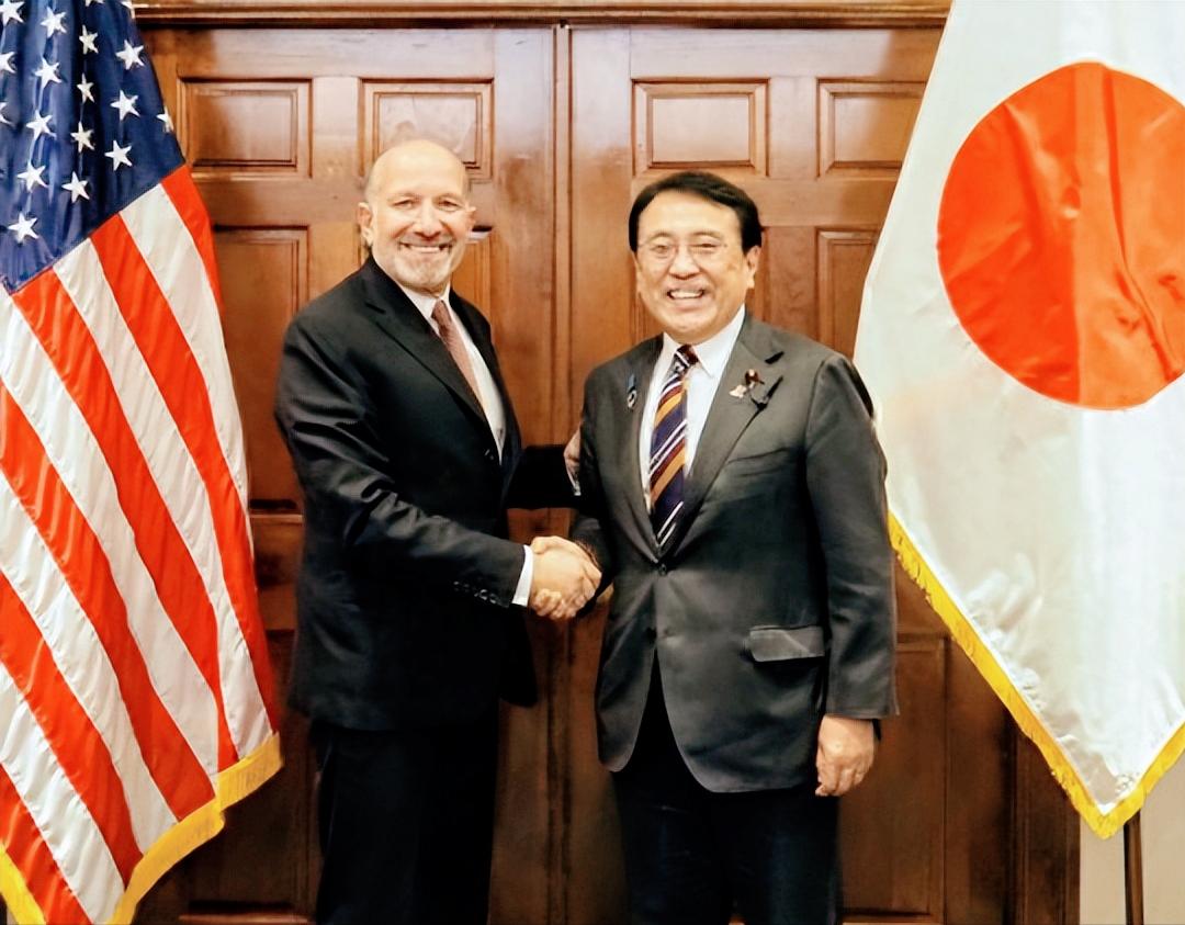 日本直接慌了神！前脚刚敲定的贸易协议，后脚就被美方关税新政架在火上烤，日本高官连