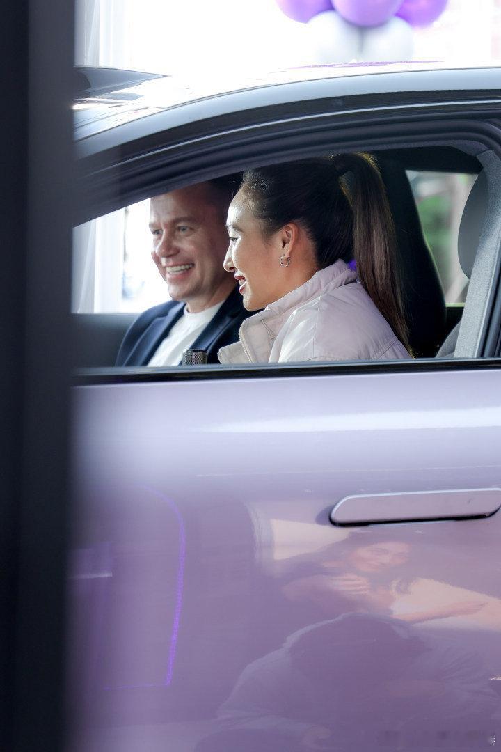 郑钦文的旅行新搭子 谁懂啊，郑钦文这新车也太出片了！奥迪 E5 Sportbac