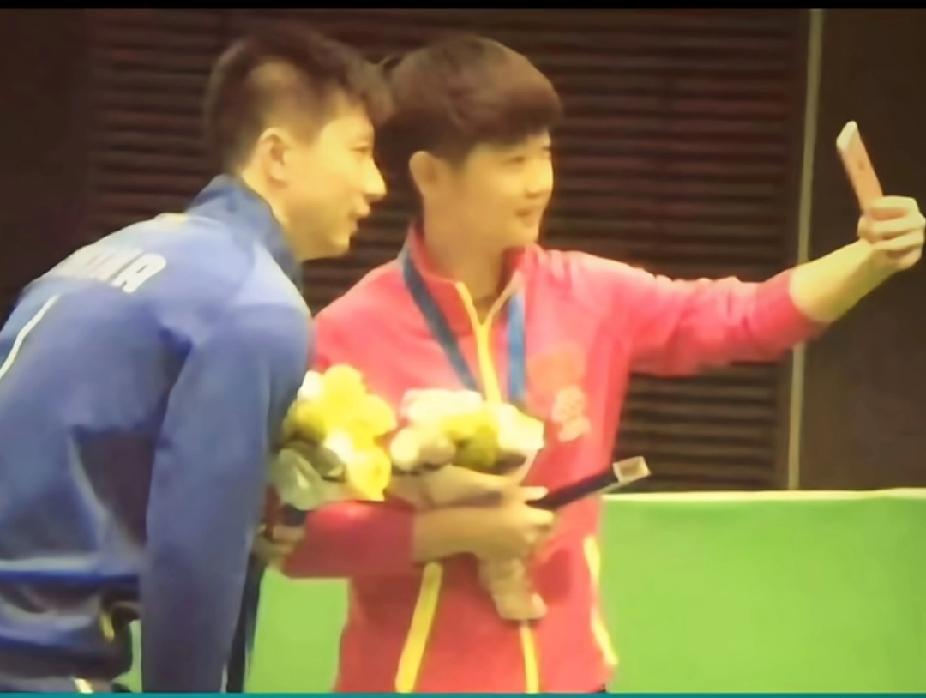 刷到这张照片，瞬间懂了为什么说"龙队的传承在女队"这句话彻底具象化了！
 
同样