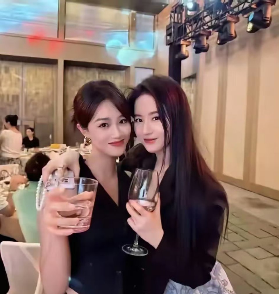 刘亦菲喝醉酒微醺的状态被拍到，脸上已经泛起了红晕，被拍到后眼神微怒 ​ ​​​