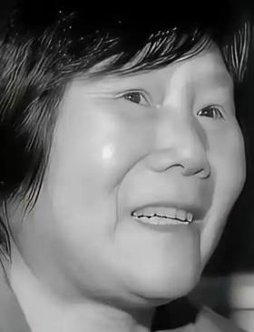 1975年，湖北神农架几名妇女正在田里挖洋芋时，一位女孩因为内急跑去树林中解决，