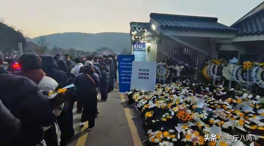 一个普通的人当你人生走到人尽头，还有那么多人记得他为他祈祷、默哀、送别[祈祷][