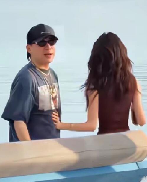 救命！！42岁胡彦斌和小16岁易梦玲谈了？！|救命！一大早刷到胡彦斌和易梦玲在马