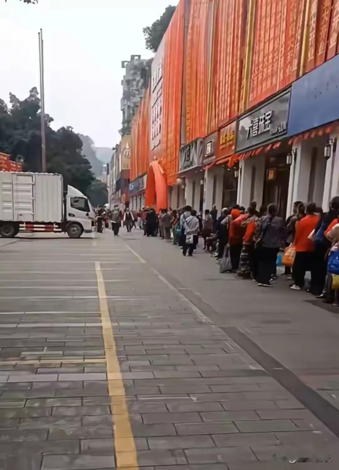  柳州市鱼峰路谷埠街商城又一家店盛大开业，好多市民在排着长长的队伍领鸡蛋。

大