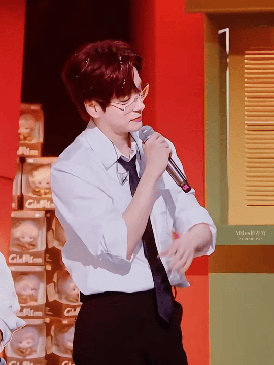 魏哲鸣白衬衫钓我轻而易举 😎魏哲鸣在舞台上白衬衫加黑领带，台风超稳，开口就把我
