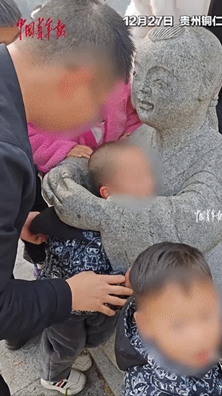 人怎么能闯这么大祸！近日贵州铜仁，爸妈带三岁的男孩去公园游玩，玩的兴起就没顾得上