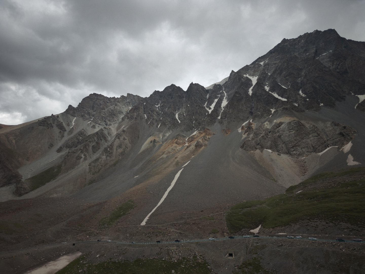 独库公路的风景真的很美呀 ，还有膨胀的纸巾 