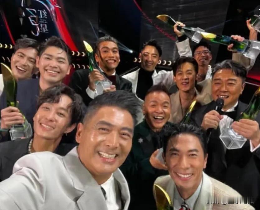 这张照片中你认识几位演员呢？他们可是新加坡有名气的实力演员哟，昨晚红星大奖的众男