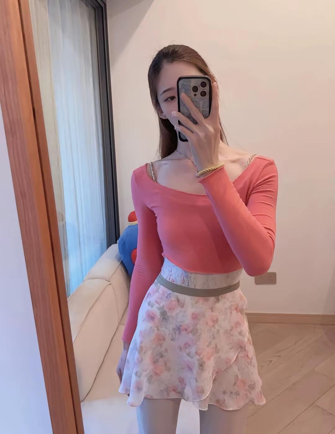 粉裙映镜中，花影舞春风。