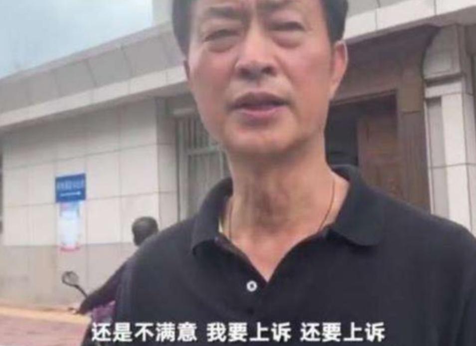 17岁儿子被同学无情杀害，凶手却逍遥法外。父亲王国华独自走上漫长的追凶之路。他变