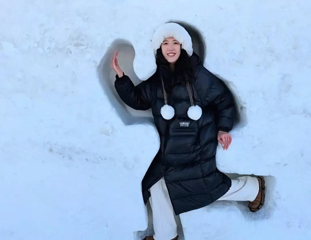 李盈莹刚回黑龙江就被网友逮个正着。
锅包肉端上桌，她筷子没停。
冰雕前合影，羽绒