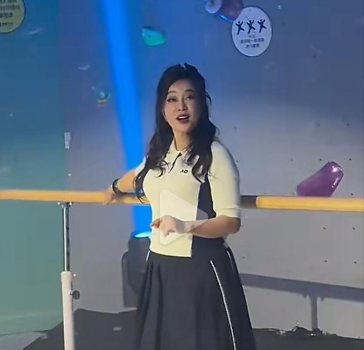 刘晓庆75岁扎马尾穿短裙又唱又跳，网友却吵翻了：有人说太牛了，有人说有啥好吹的。