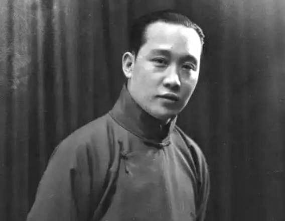 1918年，京剧大师荀慧生娶妻，入洞房后，迫不及待将新娘抱床上。不料，红盖头一掀