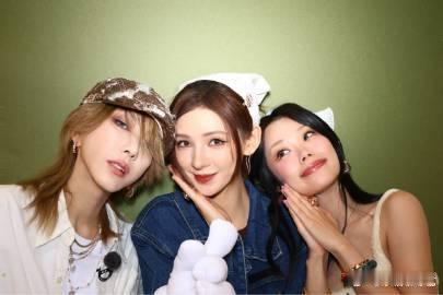 张予曦刘忻万妮达三人拍照模板 张予曦刘忻万妮达三人拍照模板🈶，看到晒出来的三个