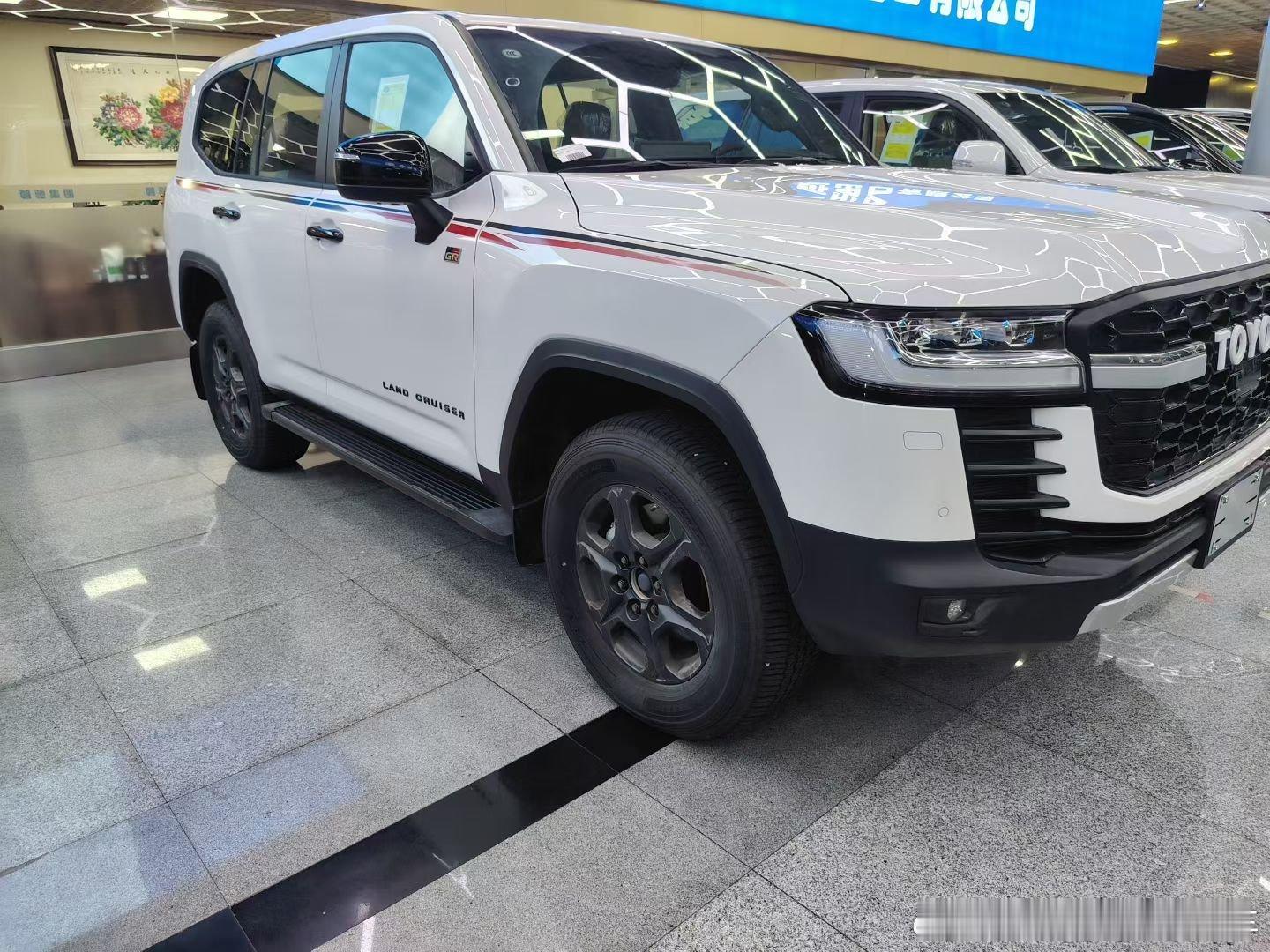 中东版酷路泽LC300 GR-Sport 白/红黑 配置；天窗、抬显、雷测、JB