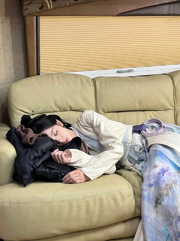周也我想象自己睡着的样子 周也就是我想象自己睡着的样子，美女就是美女，完全睡美人
