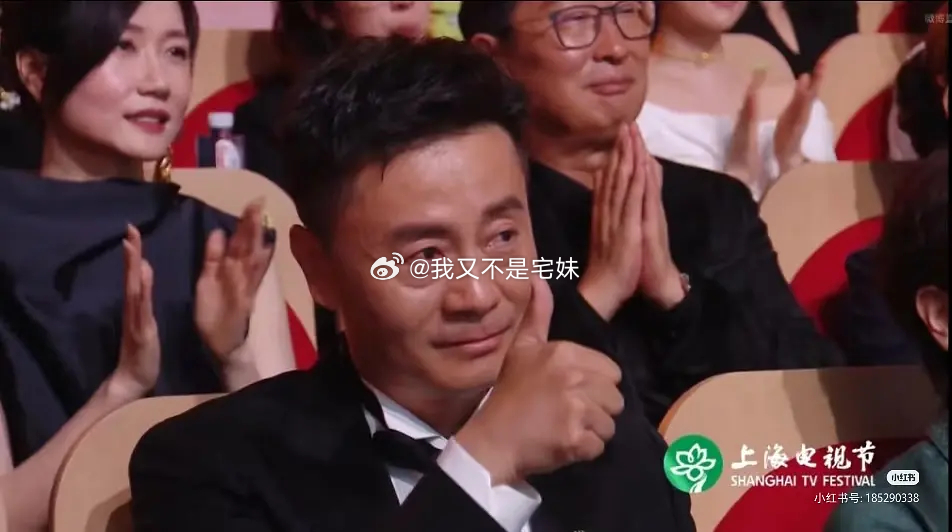 杨紫🍇拿视后周围人的反应好有爱的场面 