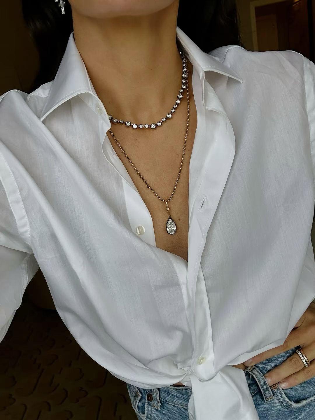 最佩服一位朋友，
工业富联大跌那天我说这万亿市值的大票波动也太大了，
他说每次工