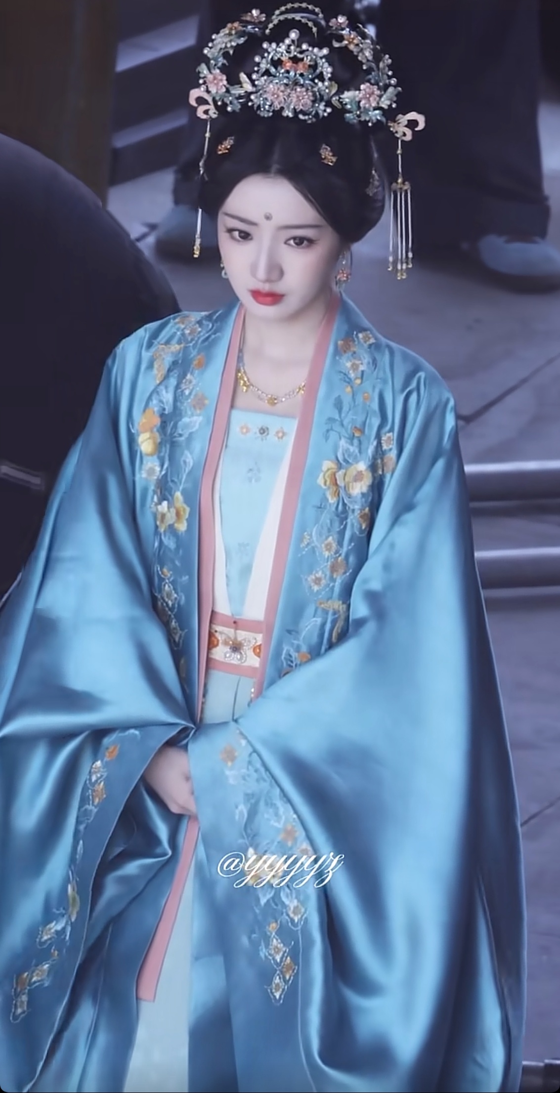 谁来懂一下我刷到黄羿金枝这个路透的震撼。。。蓝色丝绸衣服穿在她身上像瓷器一样，风