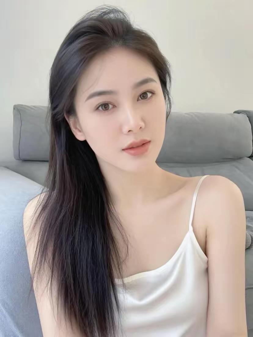 结婚十二年，孩子已然步入初中，三十九岁的职场小组长，本以为日常工作只会迎来正常的