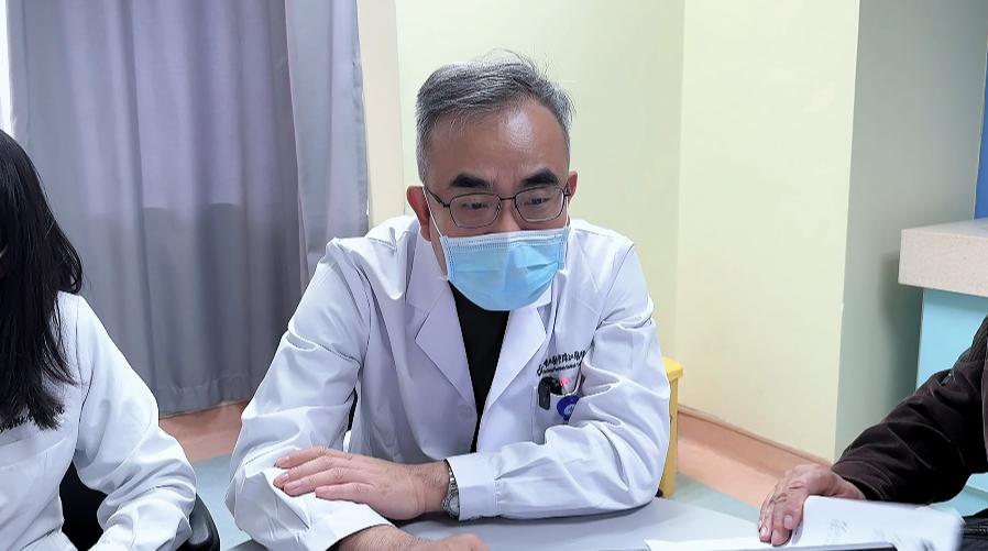 最近门诊遇到一位患者问我："听说吃萝卜会刺激肺结节长大，是真的吗？"这个问题让我