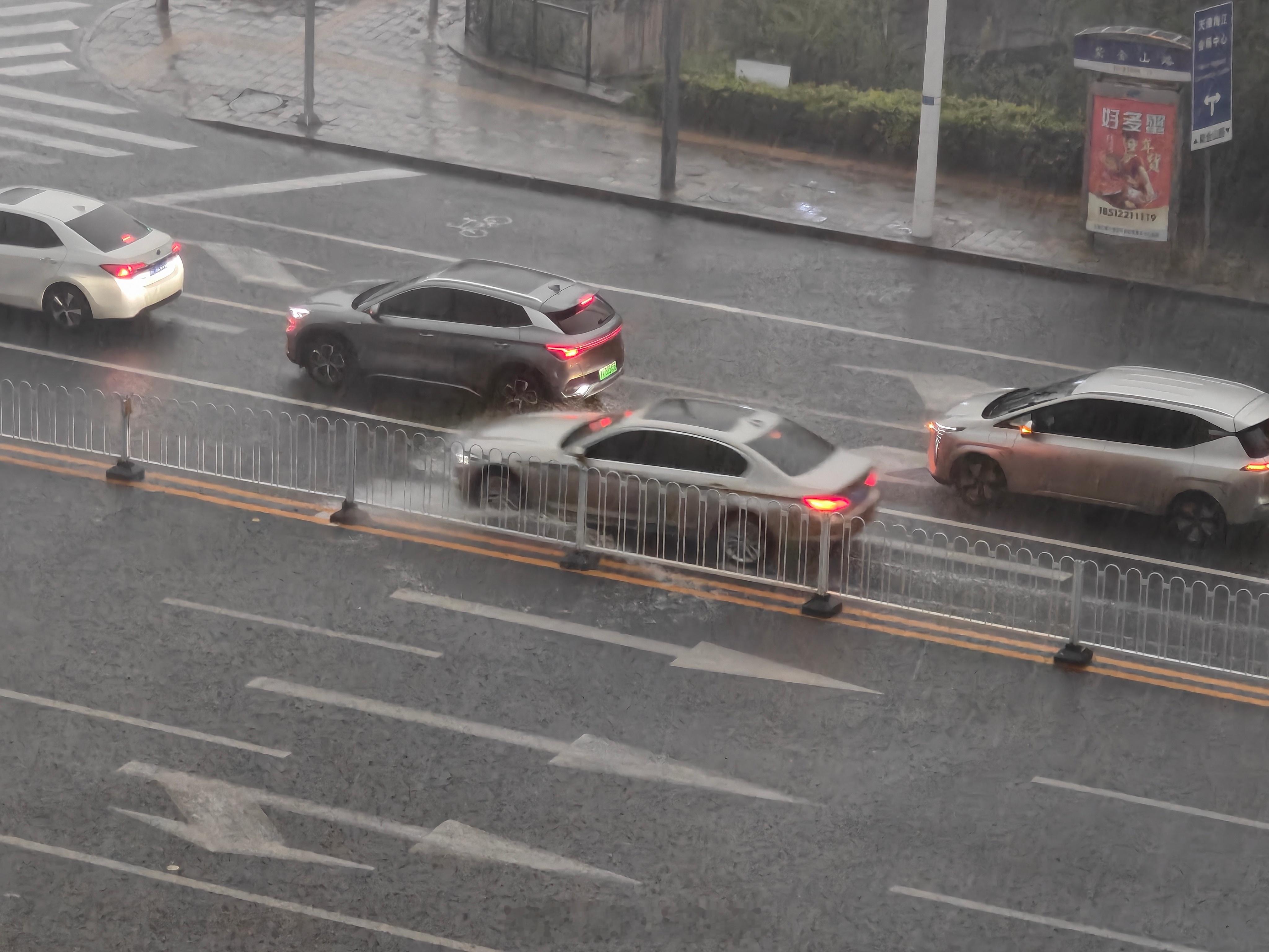 广东暴雨大暴雨到上周天津基本每天都有雨，今天大晴天，感觉要热死，根本出不了屋子啊