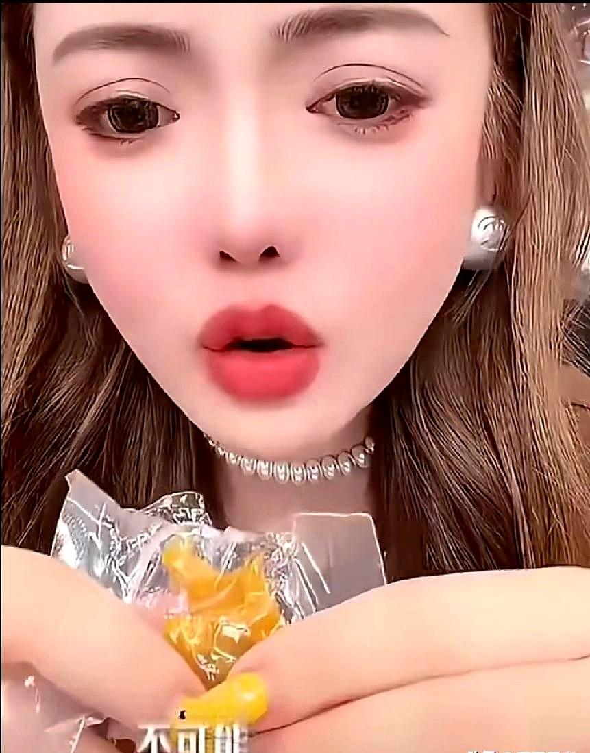 看着辛巴把桌子拍得山响，再听蛋蛋视频里那句软糯糯的“师父别气”，我突然有点感慨。