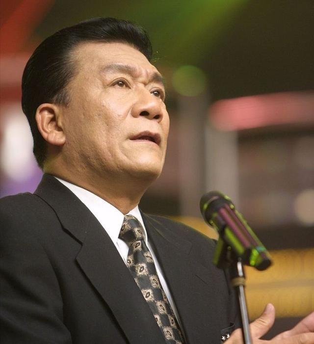 1986年，侯耀文为了跟韦唯在一起，抛弃了发妻刘彦，可是同居一年后，侯耀文又爱上