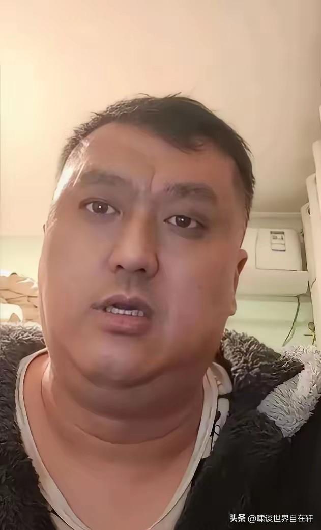 死瞌公式相声而活成相声！
李宏烨，
目中无相声的相声演员，
当然相声演员身份是他