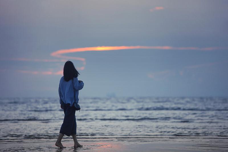 你以为的爱自己：包容、体谅、懂事、委屈自己成全别人。
真正的爱自己：我的感受优先