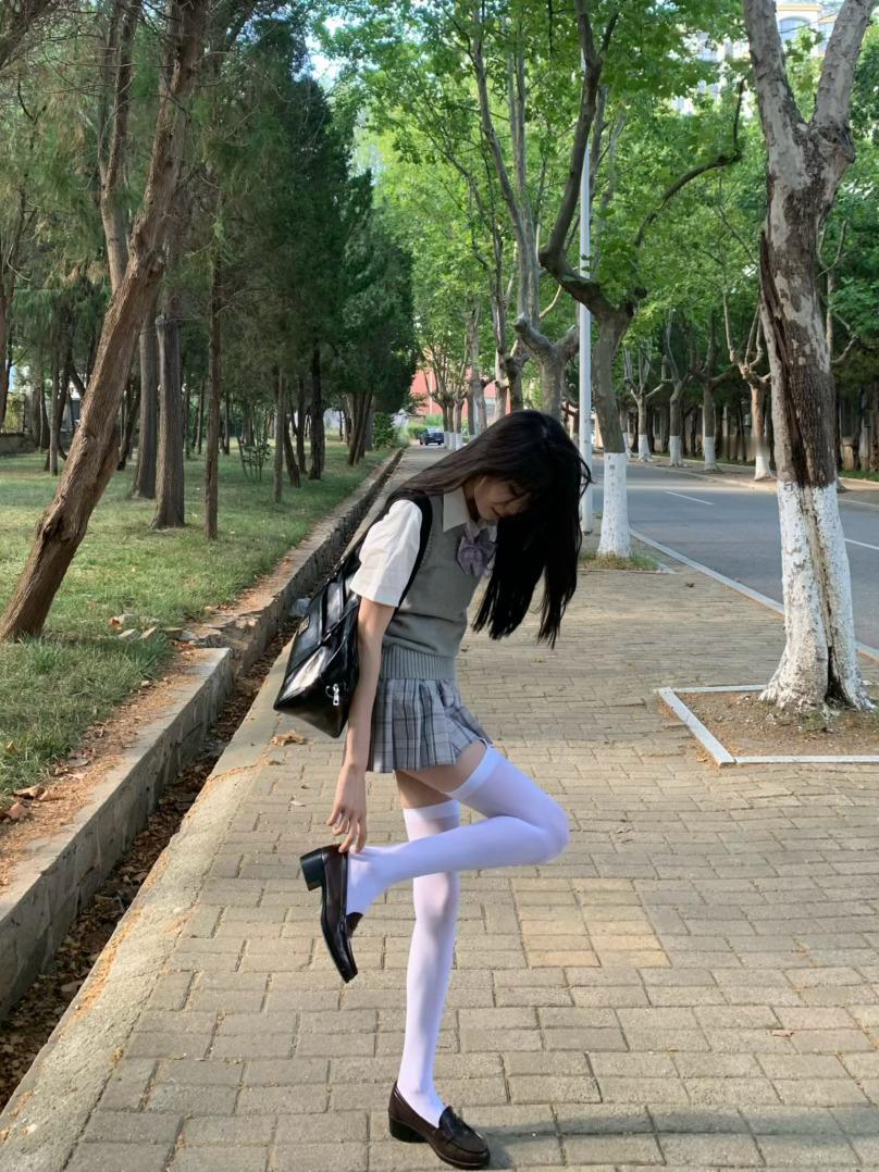 19号那天约会能不能带上我，我光吃饭不说话 
