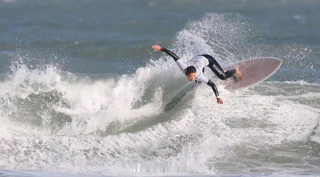 冲浪女子短板，抚顺姑娘金姝含为辽宁夺得一枚银牌。冲浪男子短板，辽宁姜书楼夺得铜牌