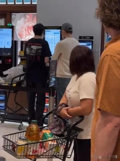 张智霖与17岁儿子一起逛超市，儿子身高1米八，已经超过爸爸，还真是继承了爹妈的好