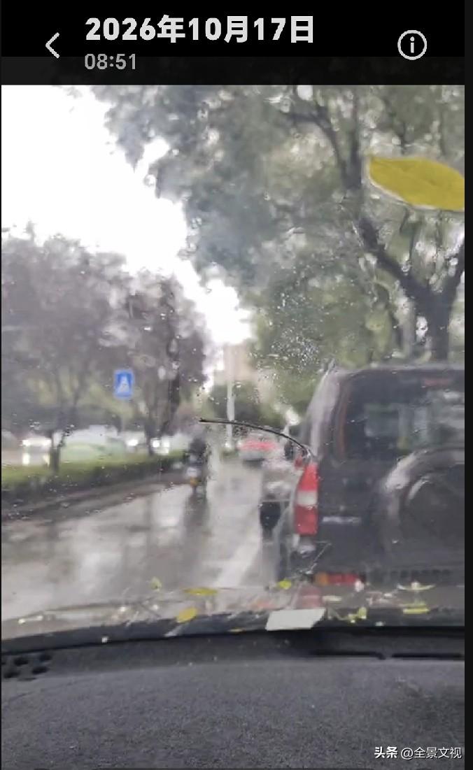 西安北郊的交警和收费员真是敬业啊！
       我在西安小区没有停车位，如果不